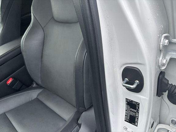 Lexus RZ450e 14 of 17