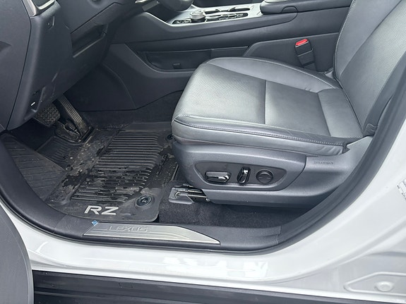 Lexus RZ450e 16 of 17