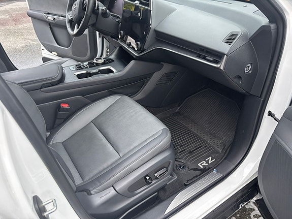 Lexus RZ450e 8 of 17