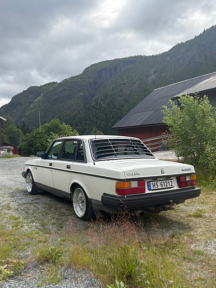 Volvo 240 4 of 5