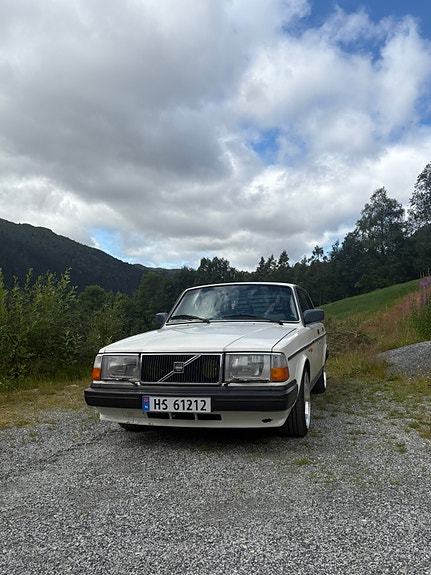 Volvo 240 2 of 5