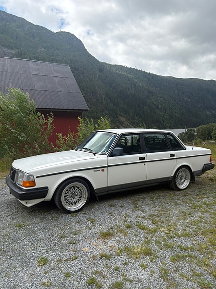 Volvo 240 3 of 5
