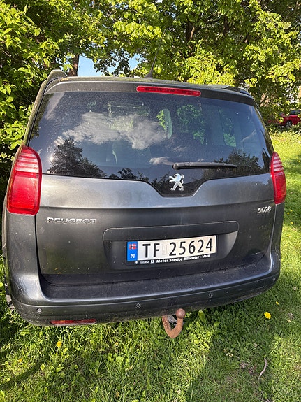 Peugeot 5008 2 of 12