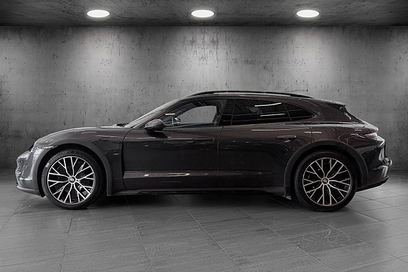 Porsche Taycan Cross Turismo 10 of 26