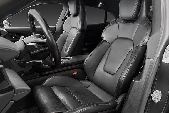 Porsche Taycan Cross Turismo 13 of 26