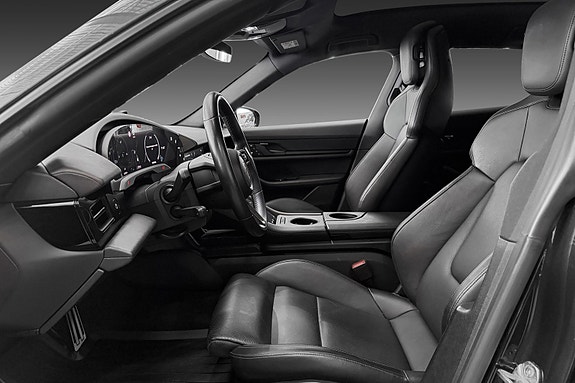 Porsche Taycan Cross Turismo 12 of 26