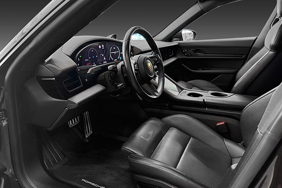 Porsche Taycan Cross Turismo 14 of 26