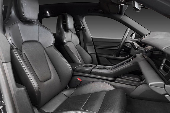 Porsche Taycan Cross Turismo 22 of 26