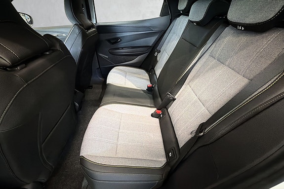 Bakseter i grått stoff og ISOFIX-fester.