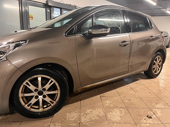 Peugeot 208 2 of 30