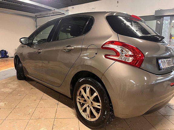 Peugeot 208 3 of 30