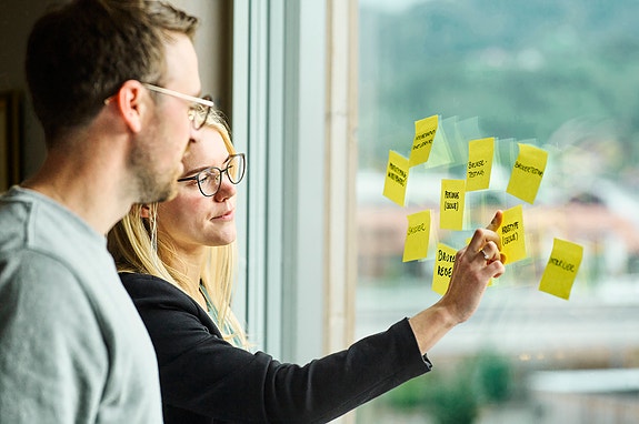 Brainstorming på kontoret
