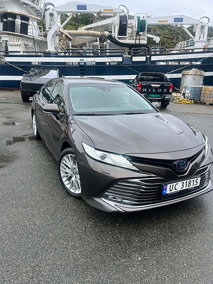 Toyota Camry 4 of 5