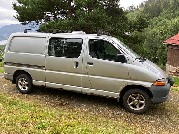 Toyota HiAce 3 of 5