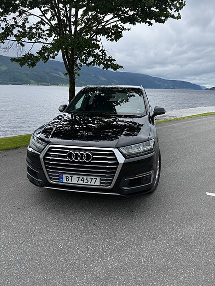 Audi Q7 4 of 5