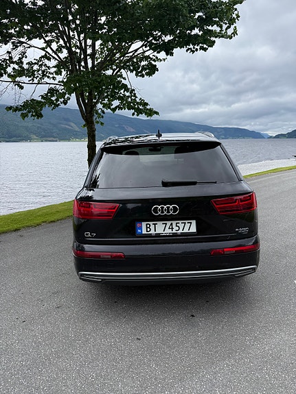 Audi Q7 2 of 5