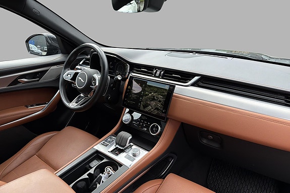 Jaguar F-PACE 13 of 18