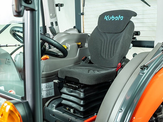 Kubota L2-452 9 of 23