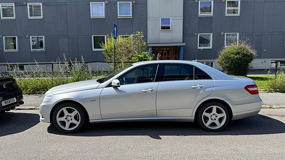 Mercedes-Benz E220 2 of 30