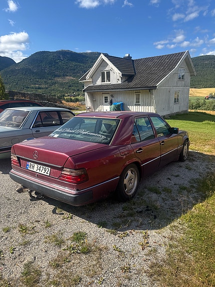 Mercedes-Benz E250 4 of 20