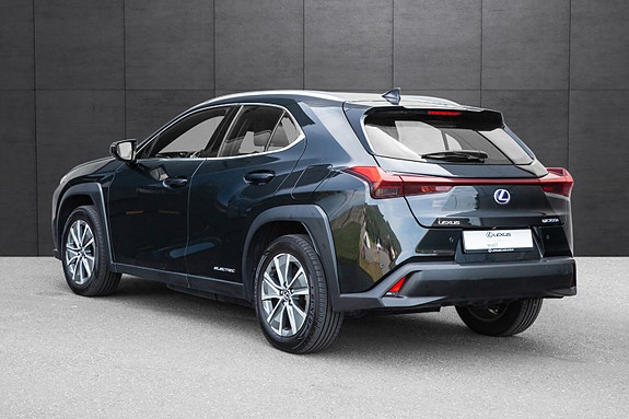 Lexus UX300e 2 of 20