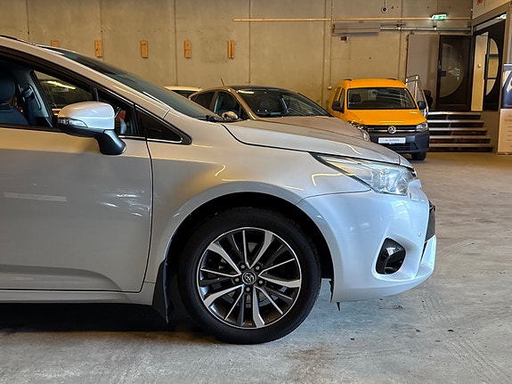 Toyota Avensis 4 of 5