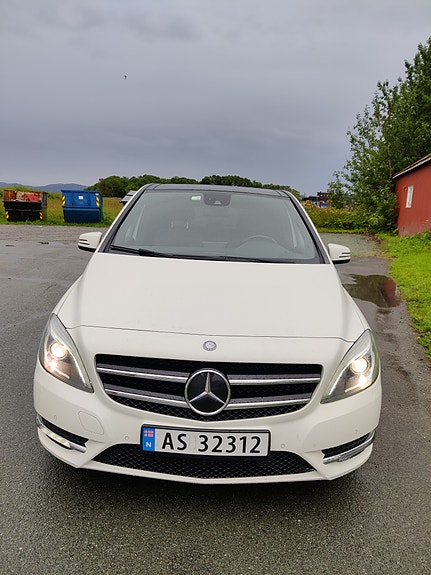 Mercedes-Benz B180 2 of 14