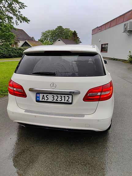 Mercedes-Benz B180 3 of 14