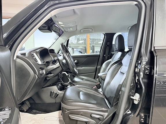 Jeep Renegade 12 of 30
