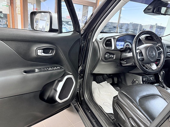 Jeep Renegade 13 of 30