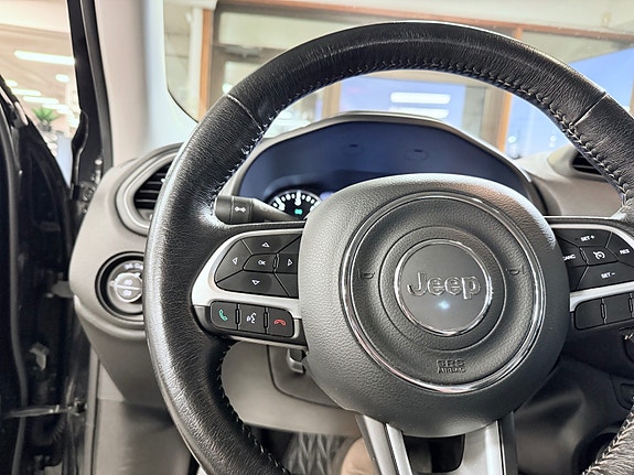 Jeep Renegade 20 of 30