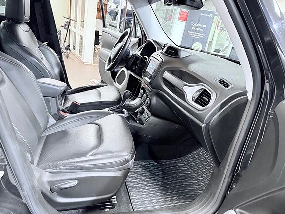 Jeep Renegade 19 of 30