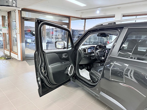 Jeep Renegade 14 of 30