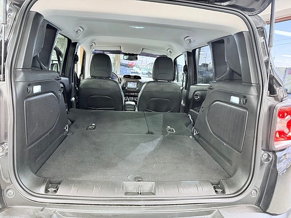 Jeep Renegade 16 of 30