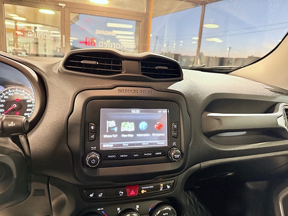 Jeep Renegade 24 of 30