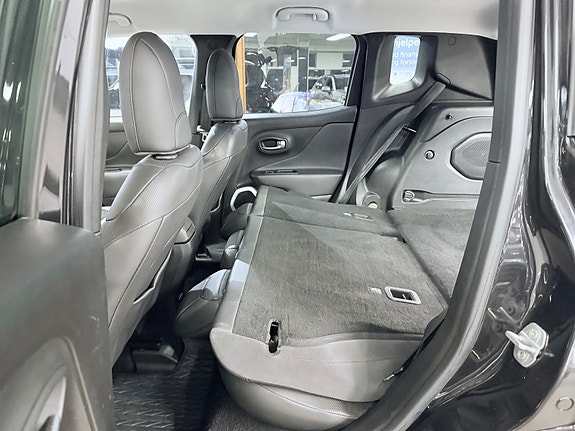 Jeep Renegade 17 of 30