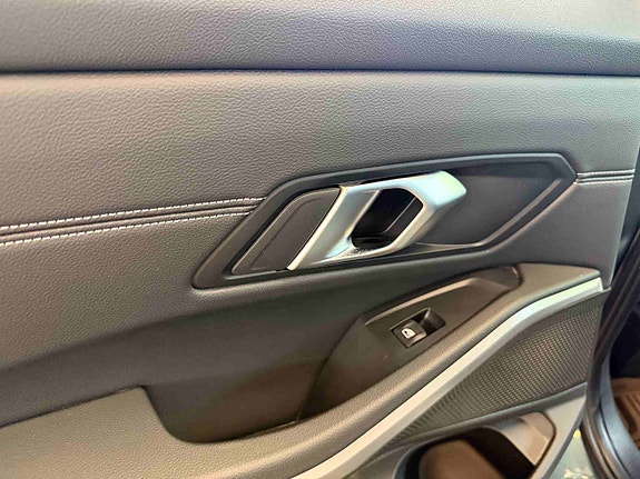 BMW 330e 29 of 30