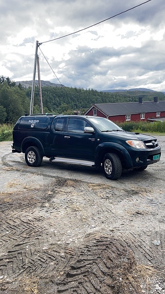Toyota HiLux 2 of 4