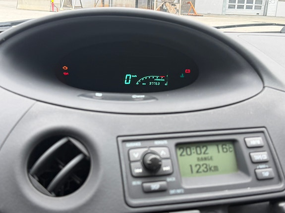 Toyota Yaris 15 of 28