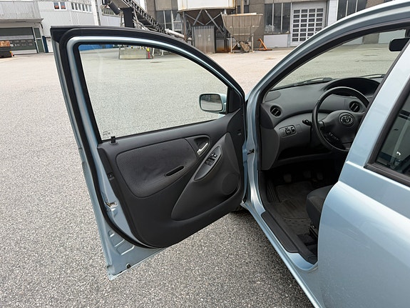 Toyota Yaris 16 of 28