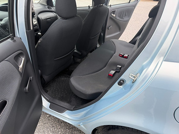 Toyota Yaris 21 of 28