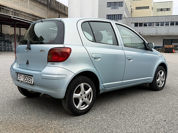 Toyota Yaris 4 of 28