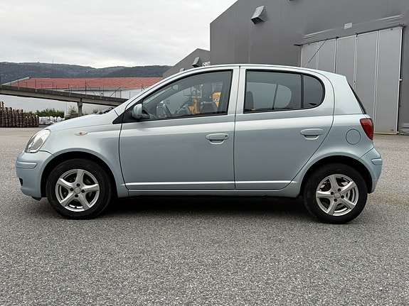 Toyota Yaris 5 of 28