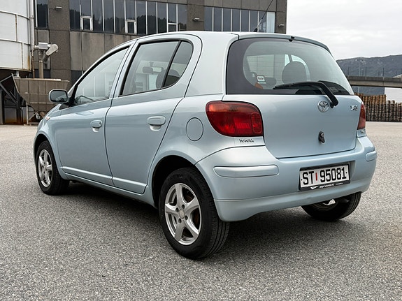 Toyota Yaris 2 of 28
