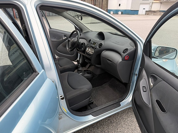 Toyota Yaris 17 of 28
