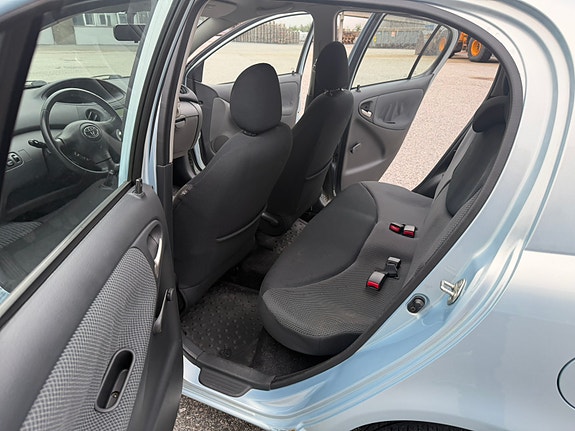 Toyota Yaris 19 of 28