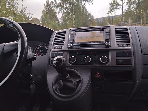 Volkswagen Multivan 22 of 30