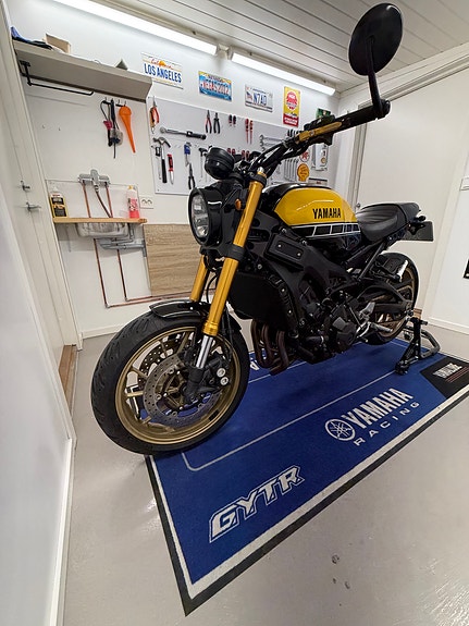 Yamaha XSR 900 2 of 15