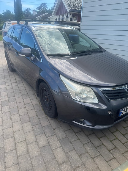 Toyota Avensis 2 of 5