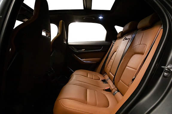 Jaguar F-PACE 5 of 30